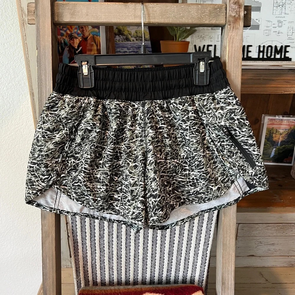 Lululemon women’s Tracker IV short size 6